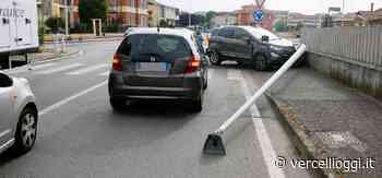 VERCELLI LARGO LA SALLE – Due vetture in collisione, cade palo della luce - vercellioggi.it/