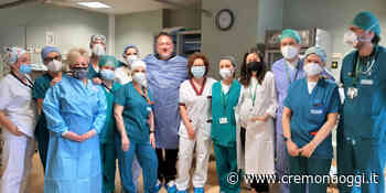 Il primo paziente Covid dimesso da Cremona incontra gli operatori sanitari - CremonaOggi