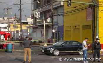 Balean a familia dentro de su auto en Toluca de Lerdo; matan al padre, su hija está herida - Debate