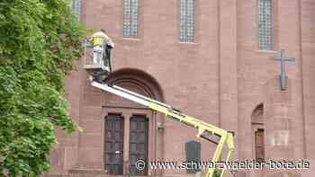 Kreuz schmückt Säulen - Moderner Stahlkorpus ersetzt in Schiltach marode Vorgänger - Schwarzwälder Bote