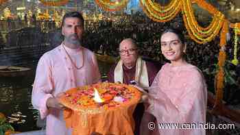 Akshay Kumar takes a dip in the holy Ganges ahead of 'Samrat Prithviraj' release - CanIndia News