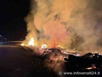 Incendio a Crevacuore, avvolto dalle fiamme deposito di legname e sfalci - InfoVercelli24.it