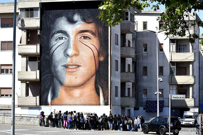 Ucraina, murales di Jorit a Crotone dedicato a Rino Gaetano - Agenzia ANSA