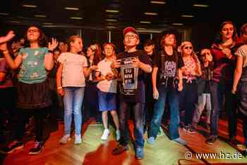 Einziges Konzert in Giengen: Gänsehaut beim "Dein Song"-Konzert in der Walter-Schmid-Halle - Heidenheimer Zeitung