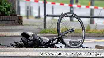 Wolfsburg: Schulterblick unterlassen – Radfahrerin prallt in Tür