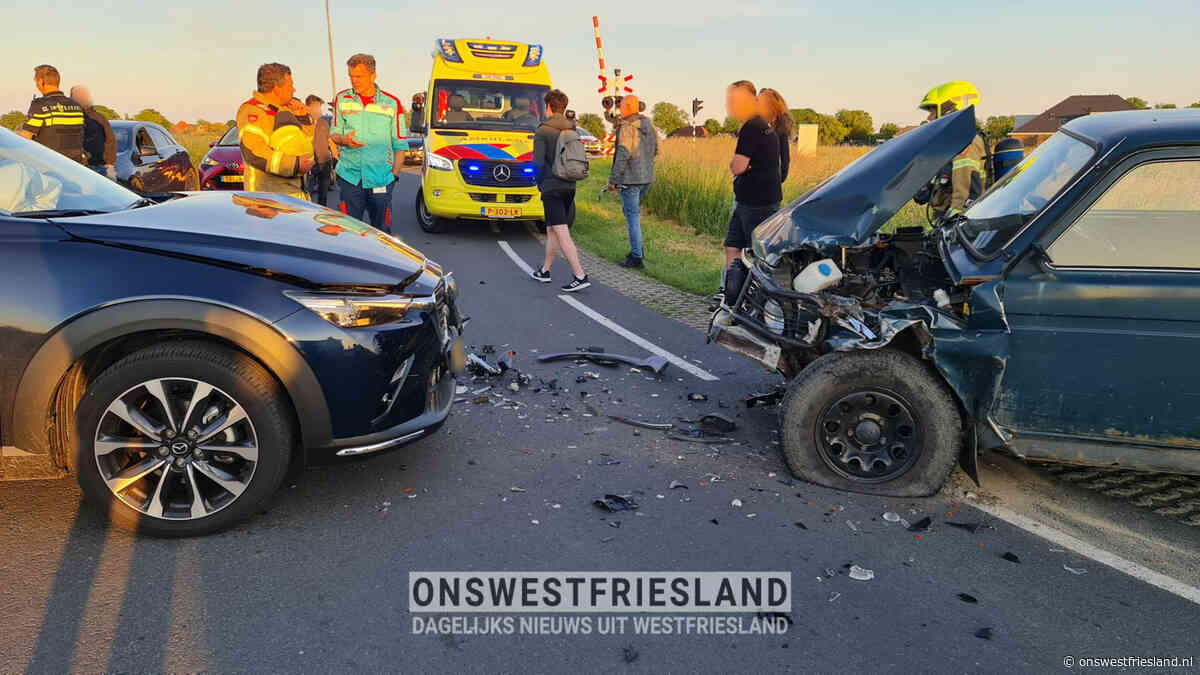 Frontale botsing auto's op Broerdijk in Oostwoud; veel schade geen letsel - OnsWestfriesland.nl