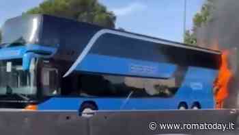 Autobus a fuoco sull'Aurelia, traffico in tilt verso Roma
