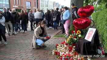 Südermarkt in Heide: Mahnwache für verstorbenen 20-Jährigen - NDR.de