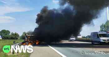 Bus brandt uit op E17 in Lokeren: file in beide richtingen - VRT NWS