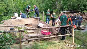 "Kohle machen" für gute Zwecke im Neuwirtshauser Forst - br.de