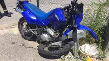 Motorrad kracht bei Babensham in Auto: Biker vom Rettungsdienst versorgt