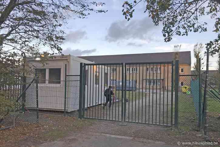 Asielcentrum voor het eerste open tijdens zomervakantie, en dat vindt burgemeester niet oké: “Moeten die bewoners daar gefrustreerd toezien hoe het buiten vol toeristen loopt?”