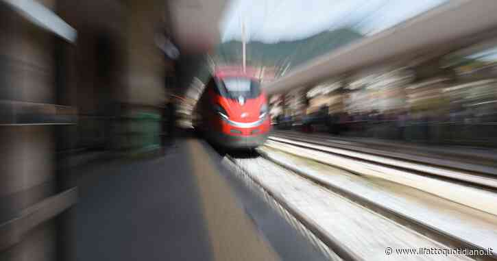 Incidente per il Frecciarossa Torino-Napoli in galleria vicino a Roma: “Sviata una carrozza”. Forti ritardi sulla linea: già 8 treni deviati