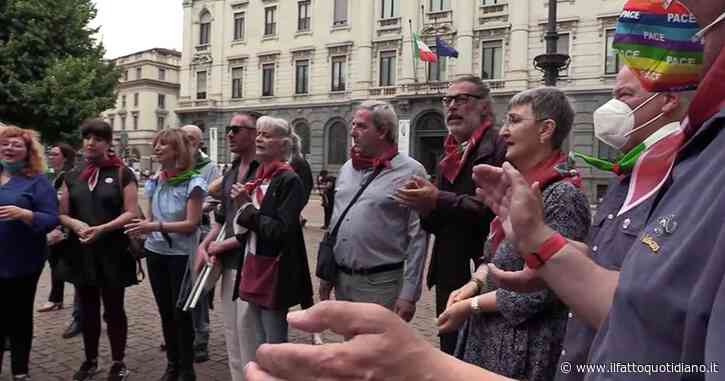 Carlo Smuraglia, l’ultimo saluto al partigiano: studenti e iscritti Anpi intonano ‘Bella Ciao’ in piazza della Scala a Milano