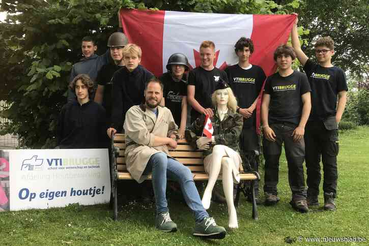 Leerlingen VTI Brugge restaureren houten bank voor For Freedom Museum