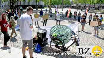 Klimastreik – Knapp 50 Aktivisten am Wolfsburger Rathaus