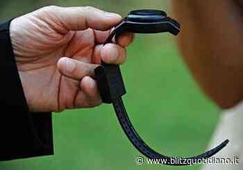 Parma, rompe il braccialetto elettronico ed evade dai domiciliari per andare a cercare la moglie che lo aveva... - Blitz quotidiano