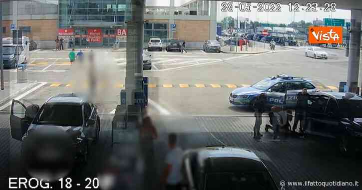 Donna rischia di soffocare in un’area di servizio a Modena: salvata dalla polizia. Le immagini dell’intervento – Video