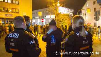 Mehrere Hundert Menschen bei Corona-Protesten in Fulda - Polizei löst Autokorso wegen Verstößen auf - Fuldaer Zeitung