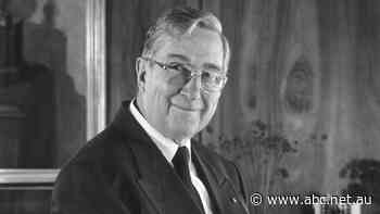 Gerard Brennan, former High Court Chief Justice who wrote lead judgement on Mabo decision, dies age 94 - ABC News