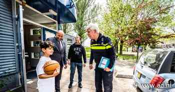 Korpschef Henk van Essen laat zich bijpraten over Arnhemse methode om kinderen uit de drugsmisdaad te houden - AD.nl