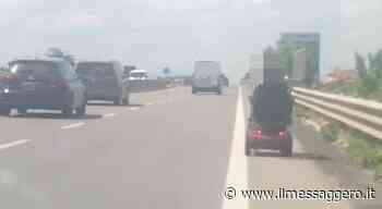 Foligno: «Correte, c’è un anziano su una sedia a rotelle a motore in superstrada». Intervengono i carabinieri - ilmessaggero.it