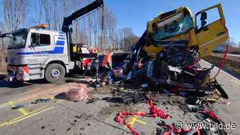 A44 bei Erwitte nach Unfall gesperrt: Sattelzug ungebremst in Laster gekracht | Regional - BILD