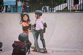 In het skatepark van Koksijde verloopt de integratie van jonge vluchtelingen op wieltjes - De Morgen