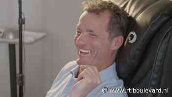 John de Bever laat 'een kilo kalknagel' wegknippen tijdens vakantie - RTL Boulevard