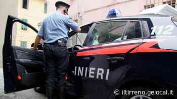 Massa, si barrica in casa e tiene in ostaggio la famiglia: i carabinieri fanno irruzione - Il Tirreno