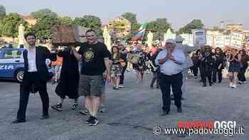 No green pass, in duemila a Prato della Valle: va in scena il funerale alla Costituzione - PadovaOggi