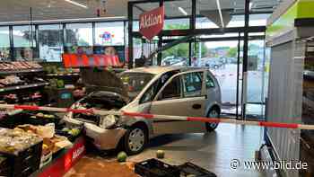 Reken: Senior brettert mit Opel in den Aldi - BILD