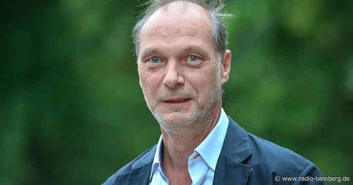 Martin Brambach macht täglich Yoga light