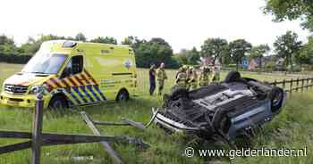 Man naar het ziekenhuis nadat hij met zijn auto tegen lantaarnpaal, boom en hekwerk botste - De Gelderlander