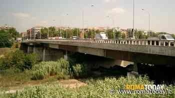 In bilico sul parapetto di ponte Marconi: "Sto facendo un video per TIkTok"