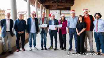 Compagnia di Babbo Natale in azione Caro bollette: cento assegni da 250 euro - LA NAZIONE