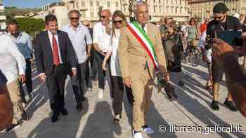Viareggio, il sindaco con le pattine inaugura Terrazza della Repubblica: «Un'opera per tutta la città» - Il video - Il Tirreno