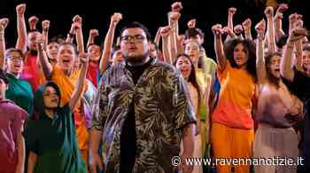 "Uccelli" di Marco Martinelli rivisita l'opera di Aristofane: un adolescente del giorno d'oggi infuriato contro le ingiustizie - ravennanotizie.it