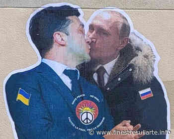 Un bacio di pace tra Zelensky e Putin: la nuova opera di Ozmo compare a Parigi - Finestre sull'Arte