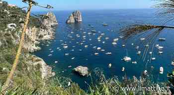 Capri, assalto ai Faraglioni: muro di barche senza boe nell'area marina protetta - ilmattino.it