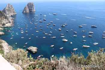 Invasione di turisti e vacanzieri a Capri nel ponte del 2 giugno: voglia di mare e assalto alle coste, davanti ai Faraglioni è boom di barche. Le foto - Capri News