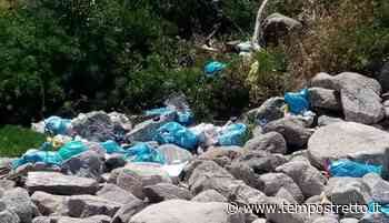Messina. Spiaggia di San Saba deturpata dagli incivili dei rifiuti - Tempo Stretto