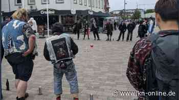 Punks spielen auf Sylt „Flunkyball“ mitten in der Fußgängerzone