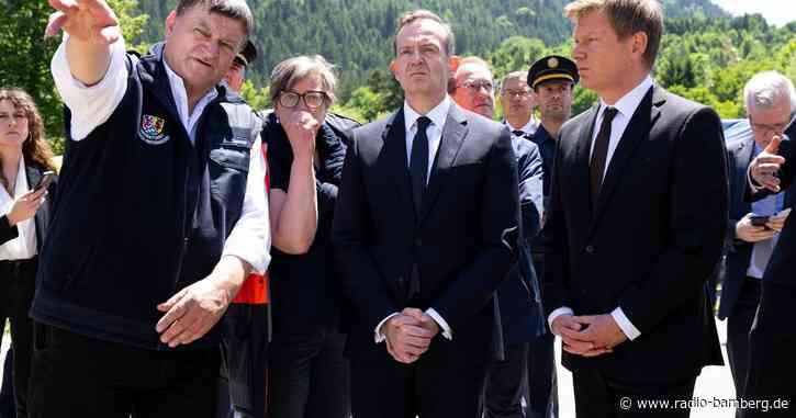 Verkehrsminister und Bahnchef tief betroffen am Unglücksort