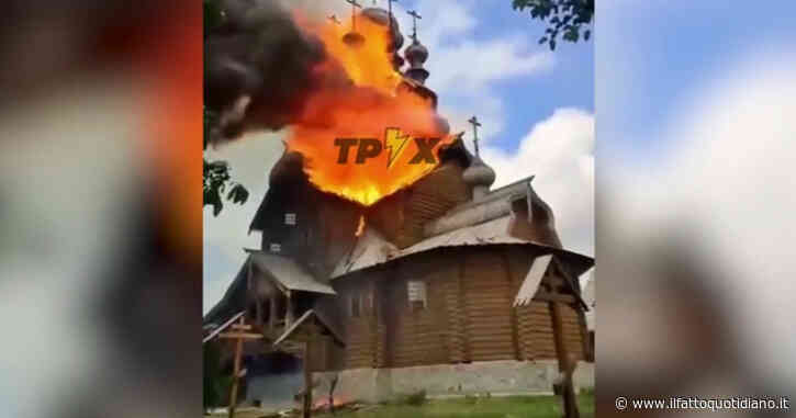 Ucraina, a fuoco uno dei più grandi monasteri in legno del Paese. Kiev: “Per i russi nulla è sacro”. Ma Mosca respinge le accuse