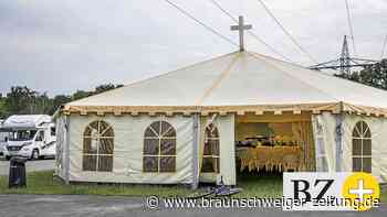 Zeltkirche auf dem Braunschweiger Messegelände aufgebaut