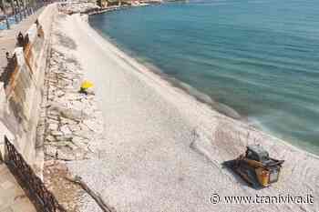 I nuovi ciottoli sulle spiagge del lungomare fanno male ai bagnanti: attendiamo l'erosione del mare? - TraniViva