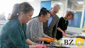 Lehrlinge kochen in Peine mit ukrainischen Flüchtlingen