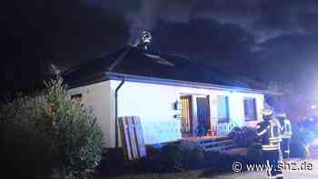 Feuerwehr steigt aufs Dach: Schornstein-Brand sorgt für spektakulären Einsatz in Glinde - shz.de