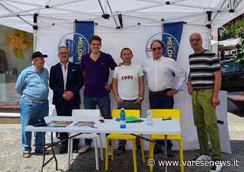 Gazebo di Fratelli d'Italia in piazza De Cristoforis a Sesto Calende - varesenews.it